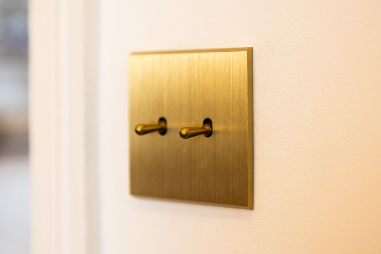 Détail d’un interrupteur en laiton