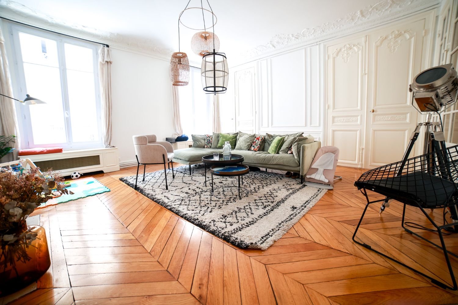 Salon d’un appartement rénové, moulures et parquet en point de Hongrie